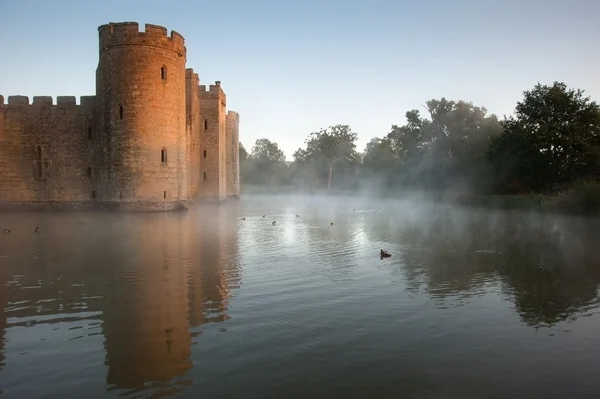 Εκπληκτική τάφρο και κάστρο το φθινόπωρο πέφτουν Ανατολή του ηλίου με ομίχλη m — Φωτογραφία Αρχείου