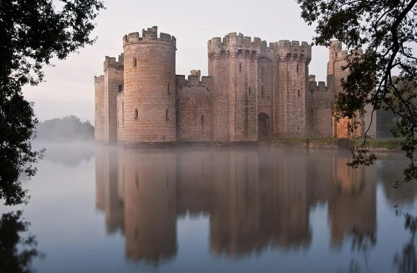 令人惊叹的护城河和城堡在秋天秋天日出雾在 m — 图库照片