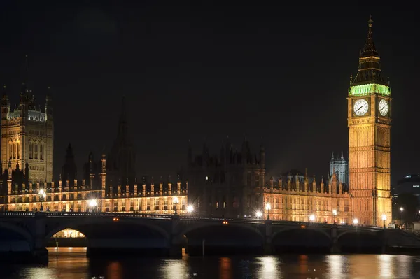 Házak, Parlament, Big Ben és a Westminster Bridge éjjel — Stock Fotó