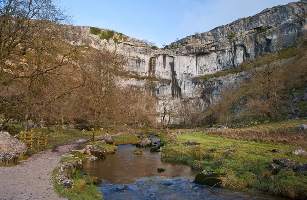 Malham Beck and Malham Cove in Yorkshire Dales National Park — Stock Photo, Image