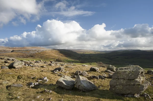 Вид с Norber Erratics в национальном парке Йоркшир-Дейлс вниз — стоковое фото