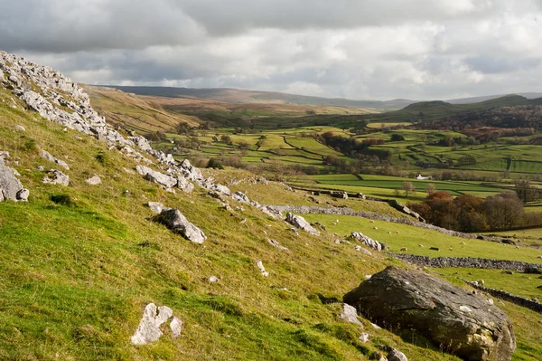 View from Norber Erratics down Wharfe Dale in Yorkshire Dales Na — Stock Photo, Image