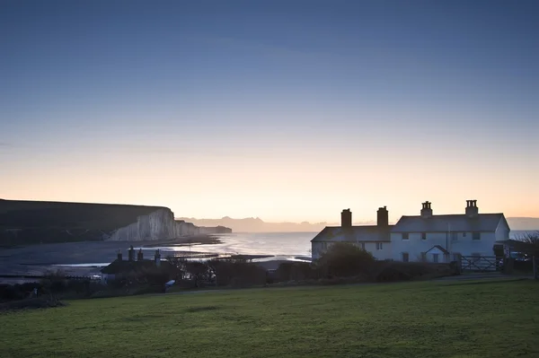 Coastgard casas em Seaford com sete irmãs no fundo — Fotografia de Stock