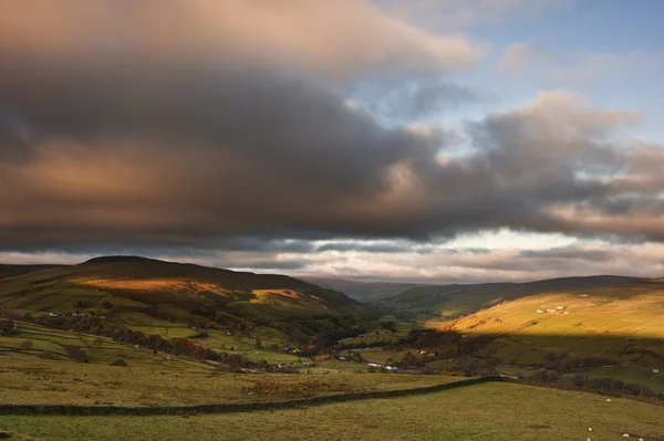 Vista ao longo do vale de Swaledale em direção a Gunnerside em Yorkshire Dale — Fotografia de Stock