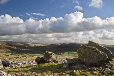 norber erratics wharfe dale yorkshire da doğru bakıyor