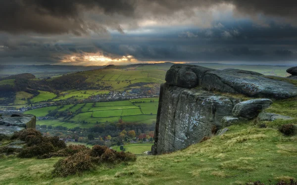 Rayos de sol sobre Big Moor en el Parque Nacional Peak District en otoño —  Fotos de Stock