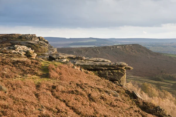 View along Curbar Edge towards Froggatt 's Edge in background, in — стоковое фото