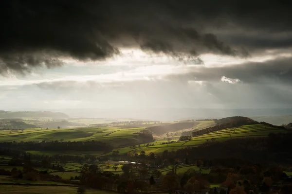 Splendidi raggi di sole sopra Big Moor nel Peak District National Park — Foto Stock