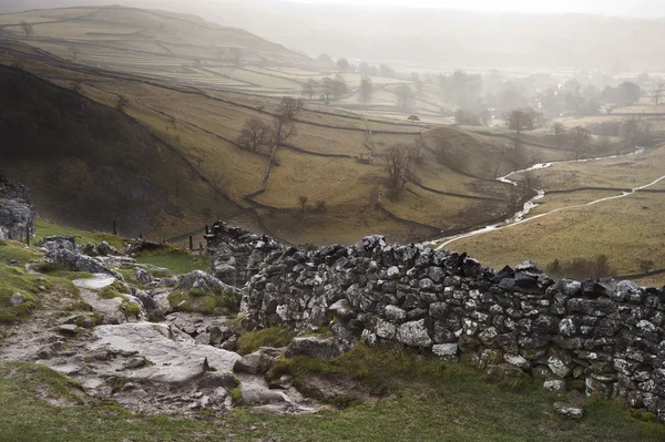 Nézd a ködös Malham Dales a mészkő járda fölé Malham — Stock Fotó