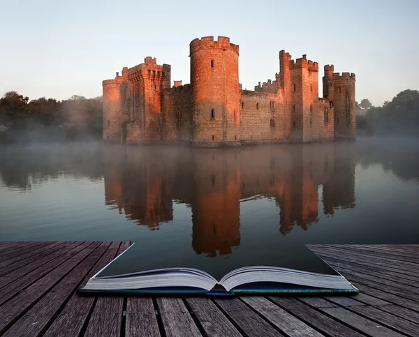 Stunning moat and castle in Autumn Fall sunrise with mist over m — Stock Photo, Image