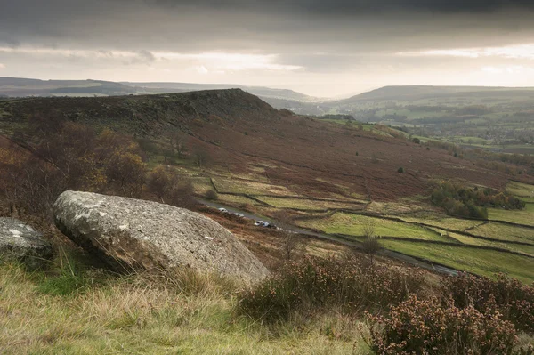 Verlaten molenstenen aan curbar rand in peak district nationale pa — Stockfoto