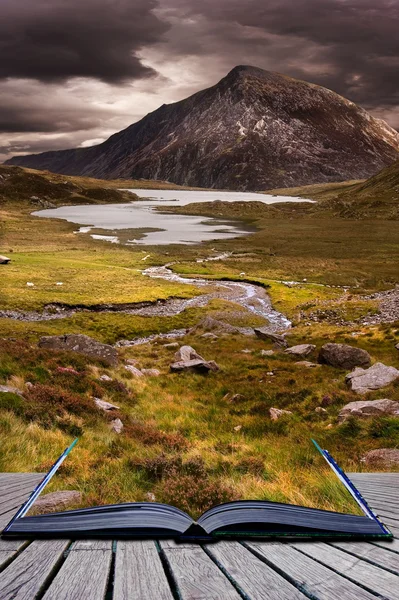 Moody dramática montanha pôr do sol paisagem em páginas de livro creati — Fotografia de Stock