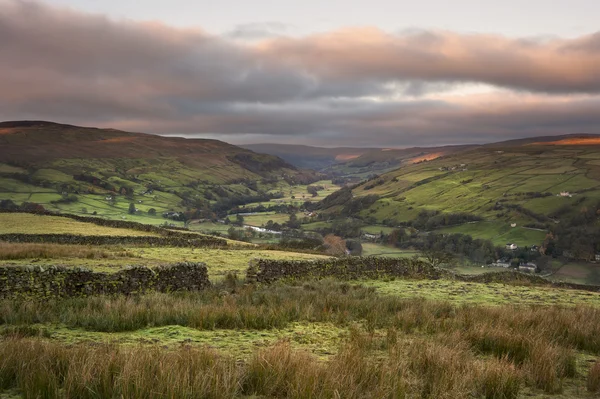 Vista a lo largo de Swaledale en el Parque Nacional Yorkshire Dales durante Aut —  Fotos de Stock