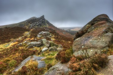 peak district Milli Parkı sisli sonbahar gününde kayalarda ramshaw
