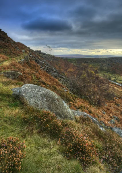 Opuštěné mlýnské kameny na okraji curbar v peak district národní pa — Stock fotografie