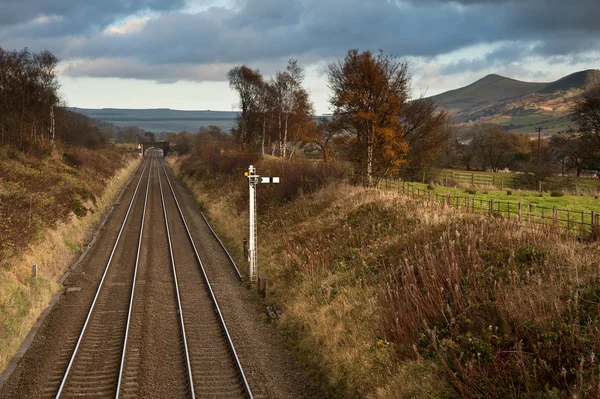 Linee ferroviarie da Booth a Edale con Mam Tor nel Peak District — Foto Stock