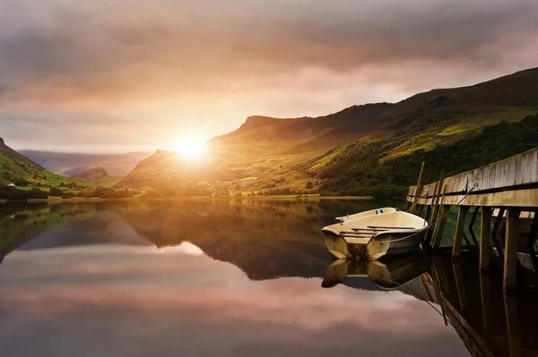 Salida del sol sobre el lago con barcos amarrados en embarcadero —  Fotos de Stock