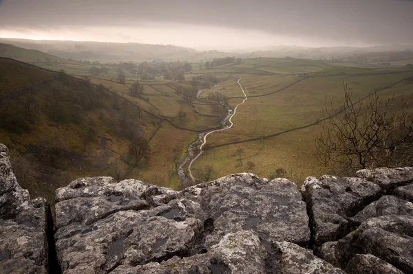 Bruk wapienny z widokiem na malham Becka i dale w yorkshire — Zdjęcie stockowe