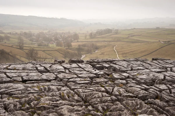 Outono manhã sobre calcário calcário em Malham Cove olhando um — Fotografia de Stock