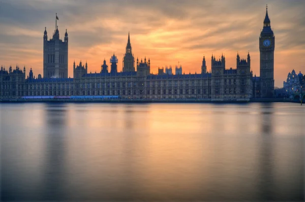 Μπιγκ Μπεν και τα σπίτια του Λονδίνου του Κοινοβουλίου κατά τη διάρκεια του χειμώνα ηλιοβασίλεμα. — Φωτογραφία Αρχείου