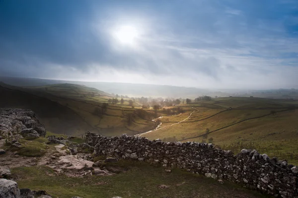 Východ slunce nad malham cove a dale v yorkshire dales národní pa — Stock fotografie