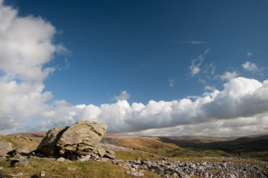 norber erratics ile moughton yara ve wharfe dale arka planda