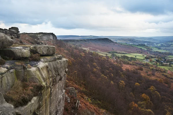 View along Curbar Edge towards Froggatt 's Edge in background, in — стоковое фото