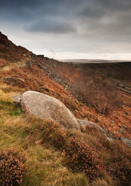 Abandoned millstones on Curbar Edge in Peak District National Pa — Stock Photo, Image