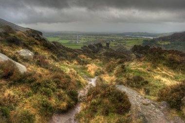 uitzicht vanaf de ramshaw rotsen naar de kakkerlakken in peak district nat