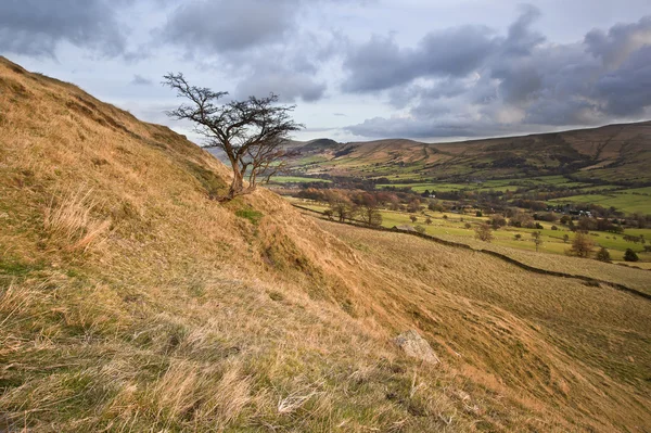 View of Mam Tor from lower heights of Kinder Scout in Peak Distr — Stock Photo, Image