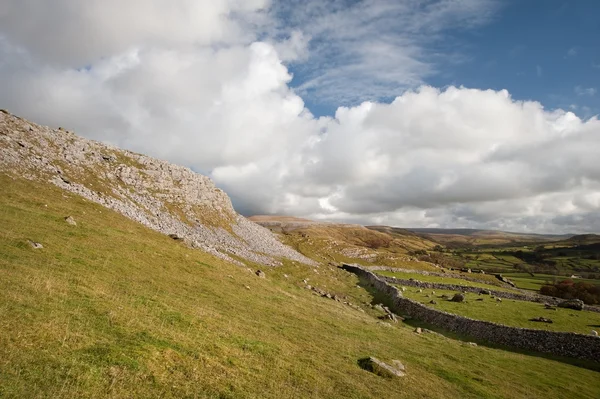 View along Norber Ridge towards Moughton Scar in distance in Yor — Stock Photo, Image