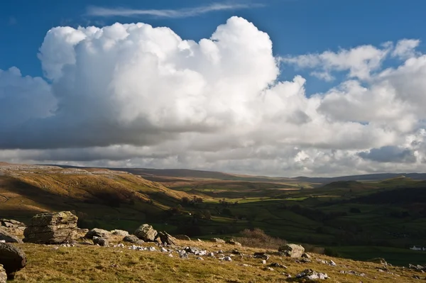 Visa från norber erratics i yorkshire dales national park ner — Stockfoto