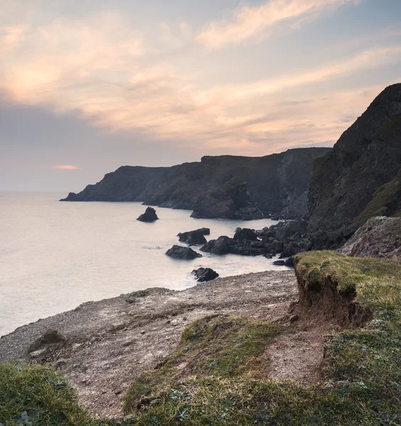 Hermosa puesta de sol sobre una cala natural aislada — Foto de Stock