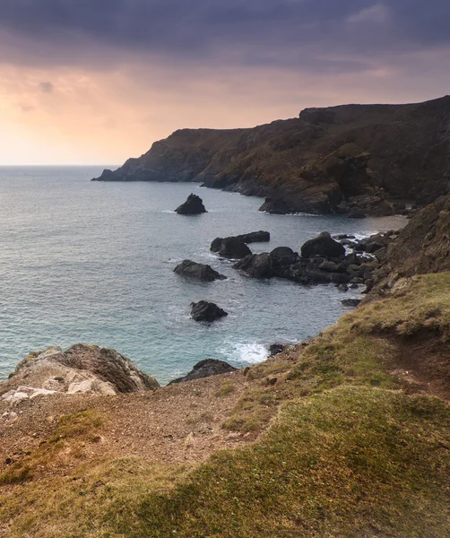 Hermosa puesta de sol sobre una cala natural aislada —  Fotos de Stock