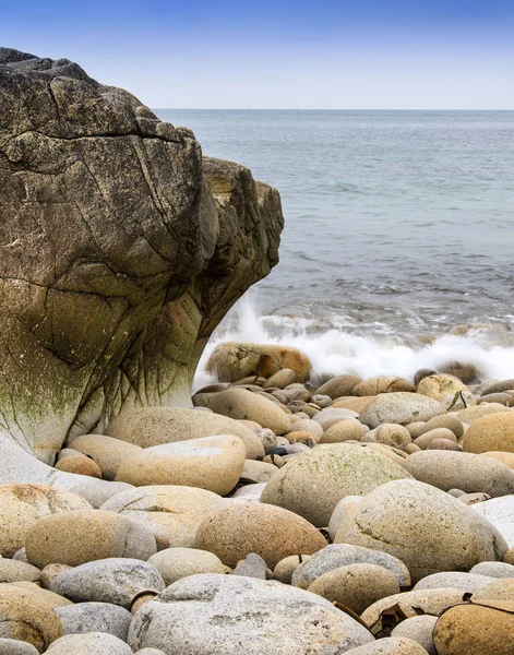 水の静かなビーチに着用の古代の岩の詳細 — ストック写真