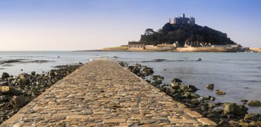St Michael's Mount Bay Marazion gelgit ortaya yolu ile sabah erken söner