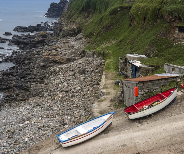 Fishing boats and huts on slipway on shore — Zdjęcie stockowe