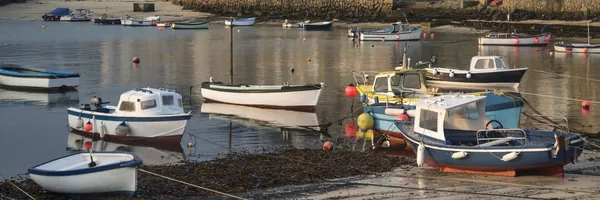 Barcos de pesca en el puerto al amanecer imagen de larga exposición —  Fotos de Stock