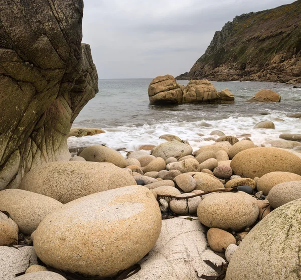 Agua gastado detalle rocas antiguas en la playa aislada —  Fotos de Stock