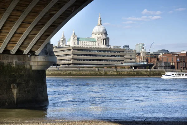 Low tide River Thames and London city skyline including St Paul' — 图库照片
