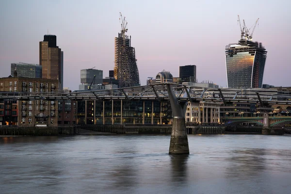 Puesta de sol sobre el río Támesis y puentes con la ciudad y el nuevo desarrollo — Foto de Stock