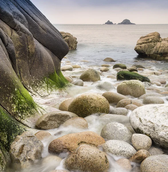 Acqua indossato dettaglio rocce antiche sulla spiaggia appartata — Foto Stock