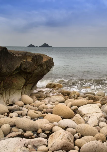 Water versleten oude stenen detail op afgelegen strand — Stockfoto
