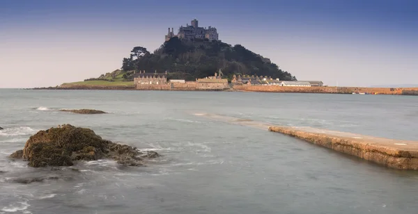 St Michael's Mount Bay Marazion gelgit ortaya yolu ile sabah erken söner — Stok fotoğraf