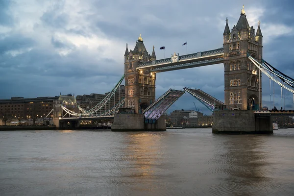 Offene Tower Bridge in London gegen stürmischen Himmel — Stockfoto