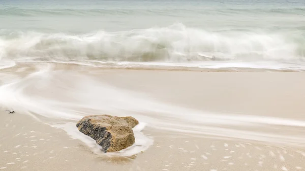 Praia de areia amarela bonita com oceano esmeralda e rochas — Fotografia de Stock