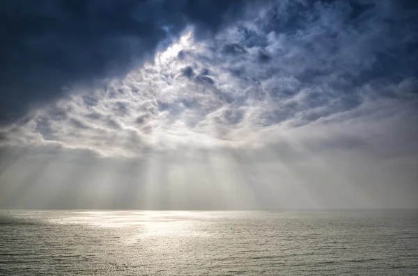 Όμορφο ήλιο δοκάρια πάνω από τον ωκεανό — Φωτογραφία Αρχείου