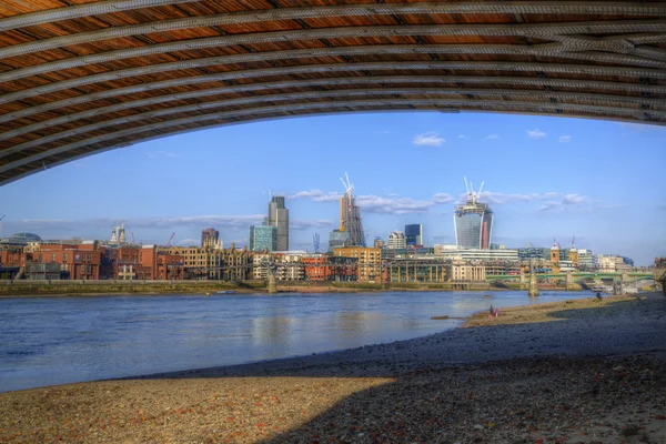 Low tide River Thames and London city skyline including St Paul' — Stockfoto