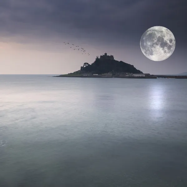 St Michaels Mount bay Marazion före gryningen lång exponering med månen — Stockfoto
