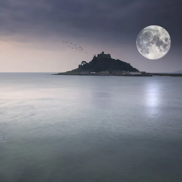 St Michael 's Mount Bay Marazion pré-madrugada longa exposição com a lua — Fotografia de Stock